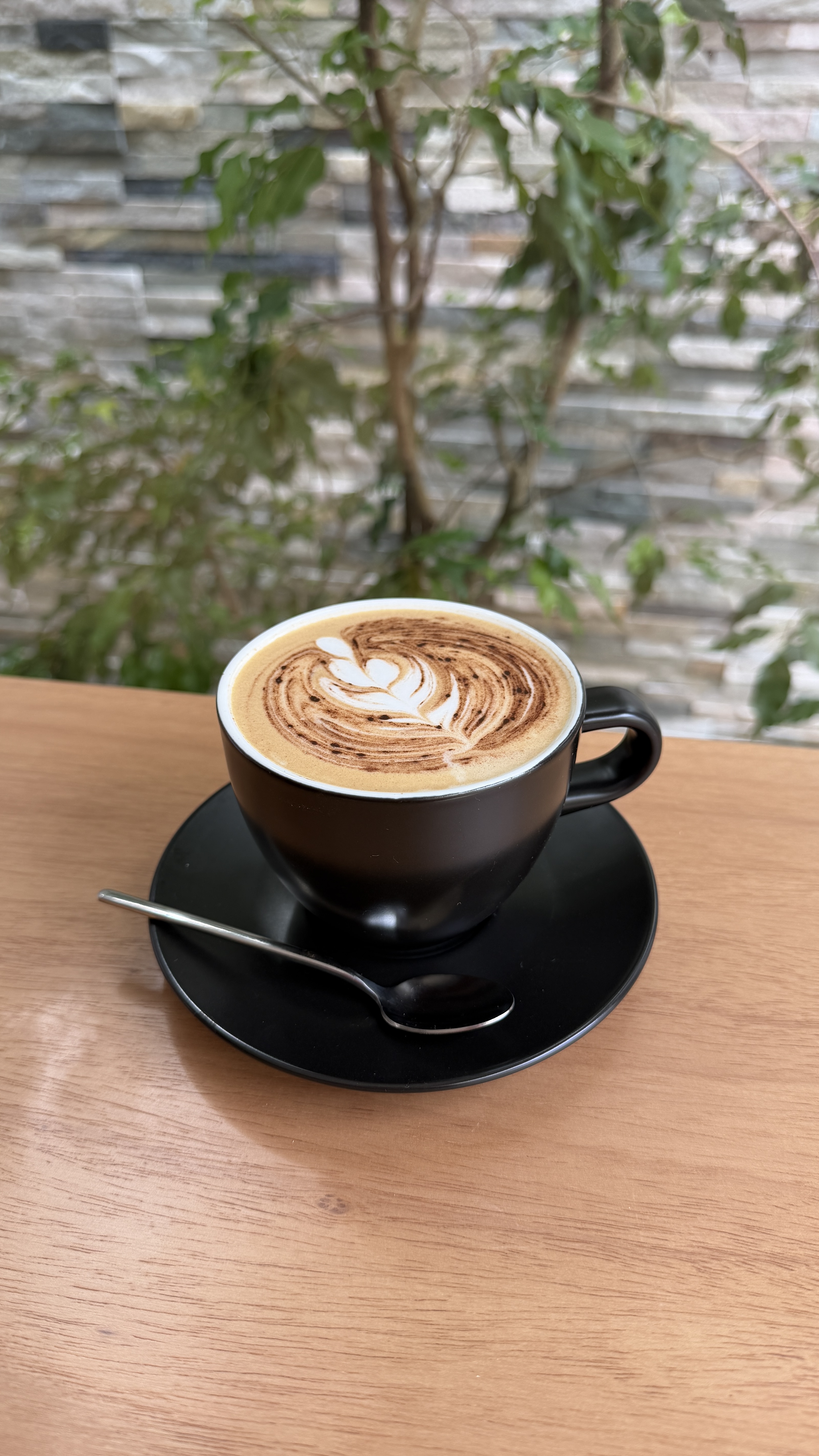 Café Casa Ombú junto a una ventana, en una aplicación de la marca